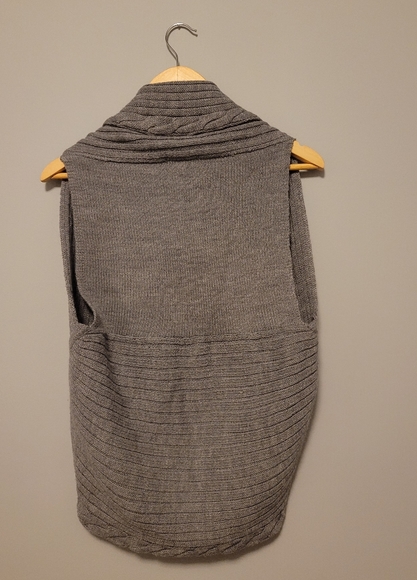 💖3/$20💖 Sweater Vest Cardigan - Picture 2 of 3